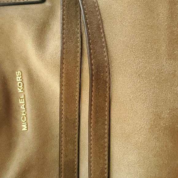 Michael Kors Brown Shoulder Bag with Gold Medallion GUC - Picture 6 of 10